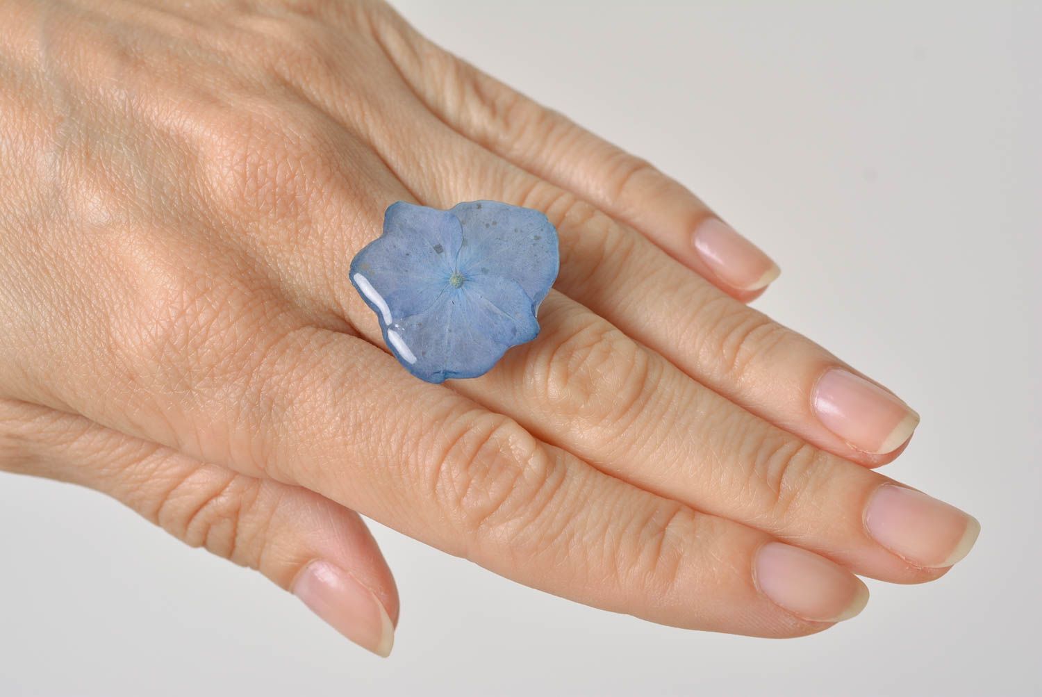 Кольцо с сухоцветами в эпоксидной смоле голубое летнее авторское ручной работы фото 2