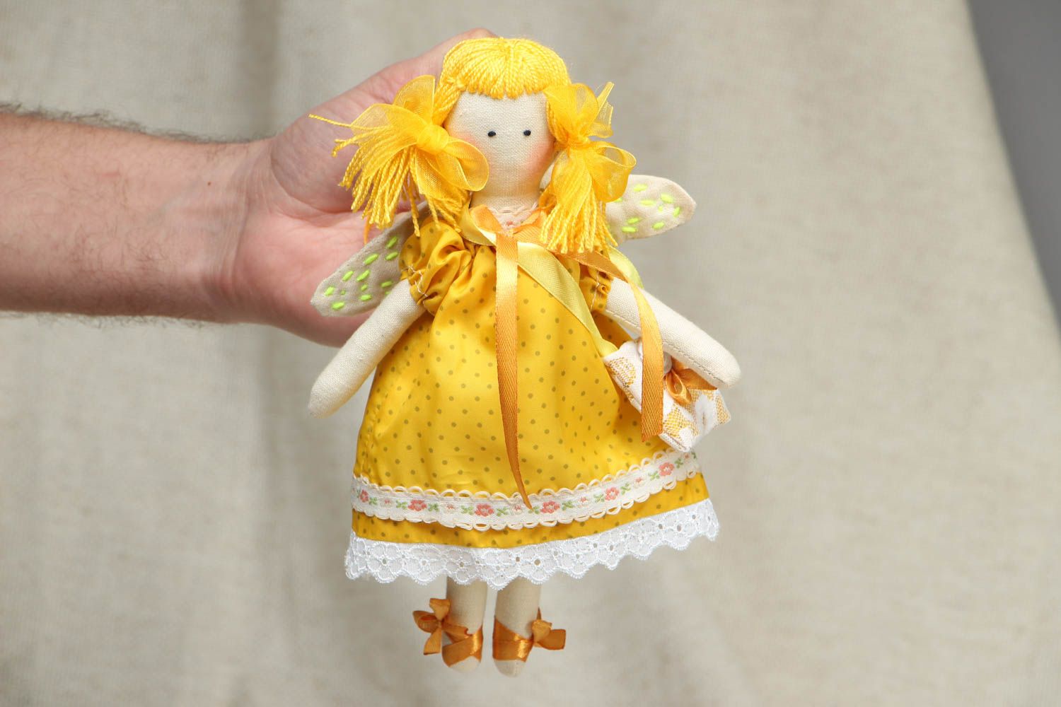 Künstlerische Puppe mit gelbem Kleid foto 4