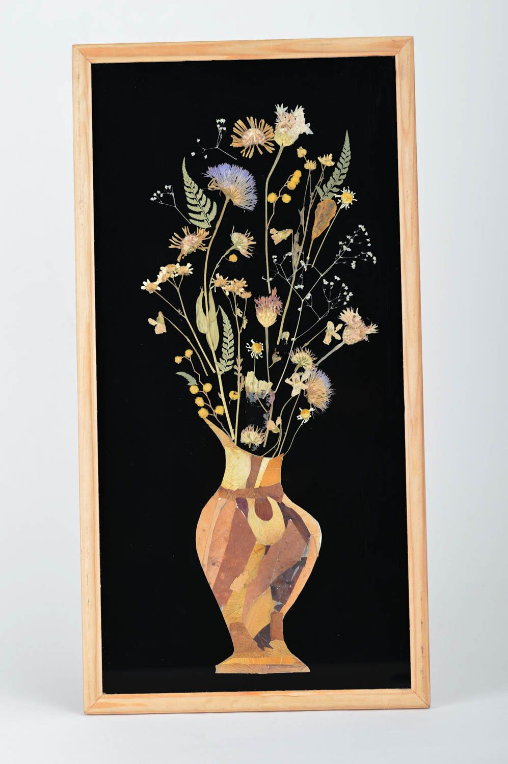 Tableau en fleurs séchées fait main sur fond noir nature morte vase avec fleurs photo 5
