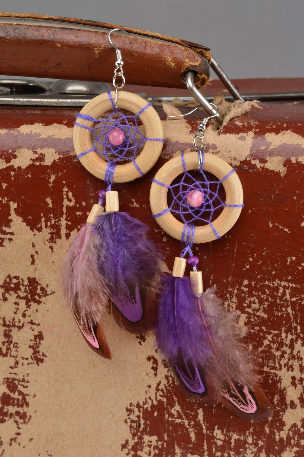 Schöne originelle violette feine handgemachte Ohrringe Traumfänger mit Federn foto 1