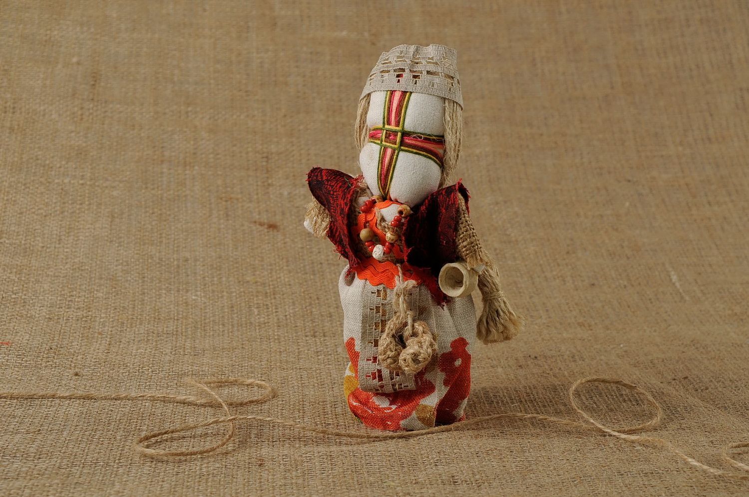 Bambola etnica di stoffa fatta a mano amuleto talismano giocattolo slavo lino foto 1