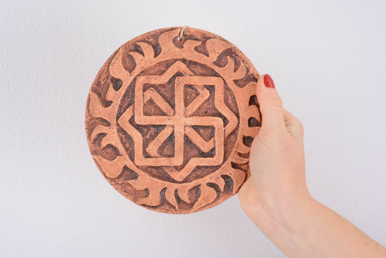 Pingente talismã de interior de cerâmica pintado com engobes Molvinets para proteção foto 4