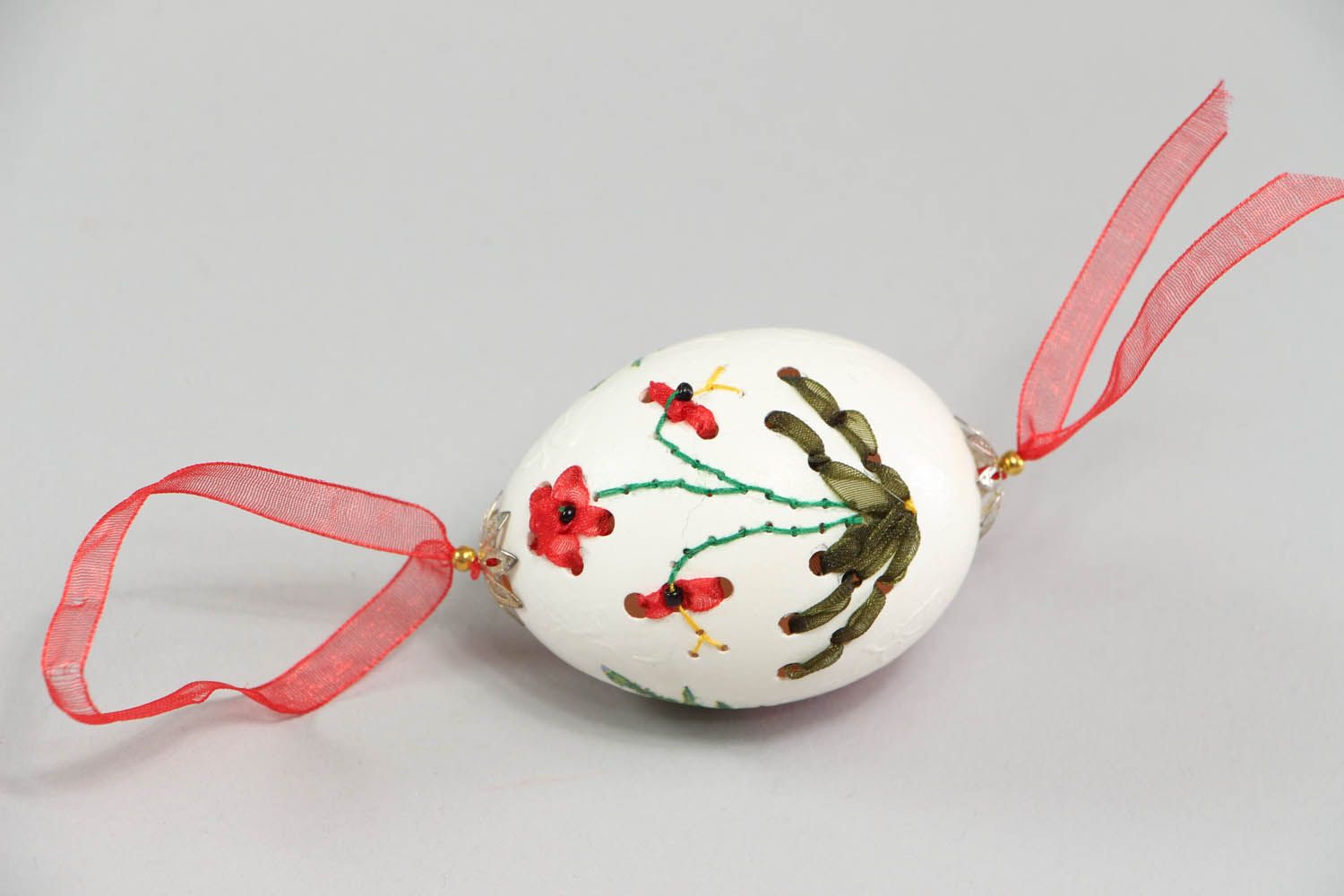Pingente de Páscoa de casca de ovo decorado com esculturas artísticas foto 1