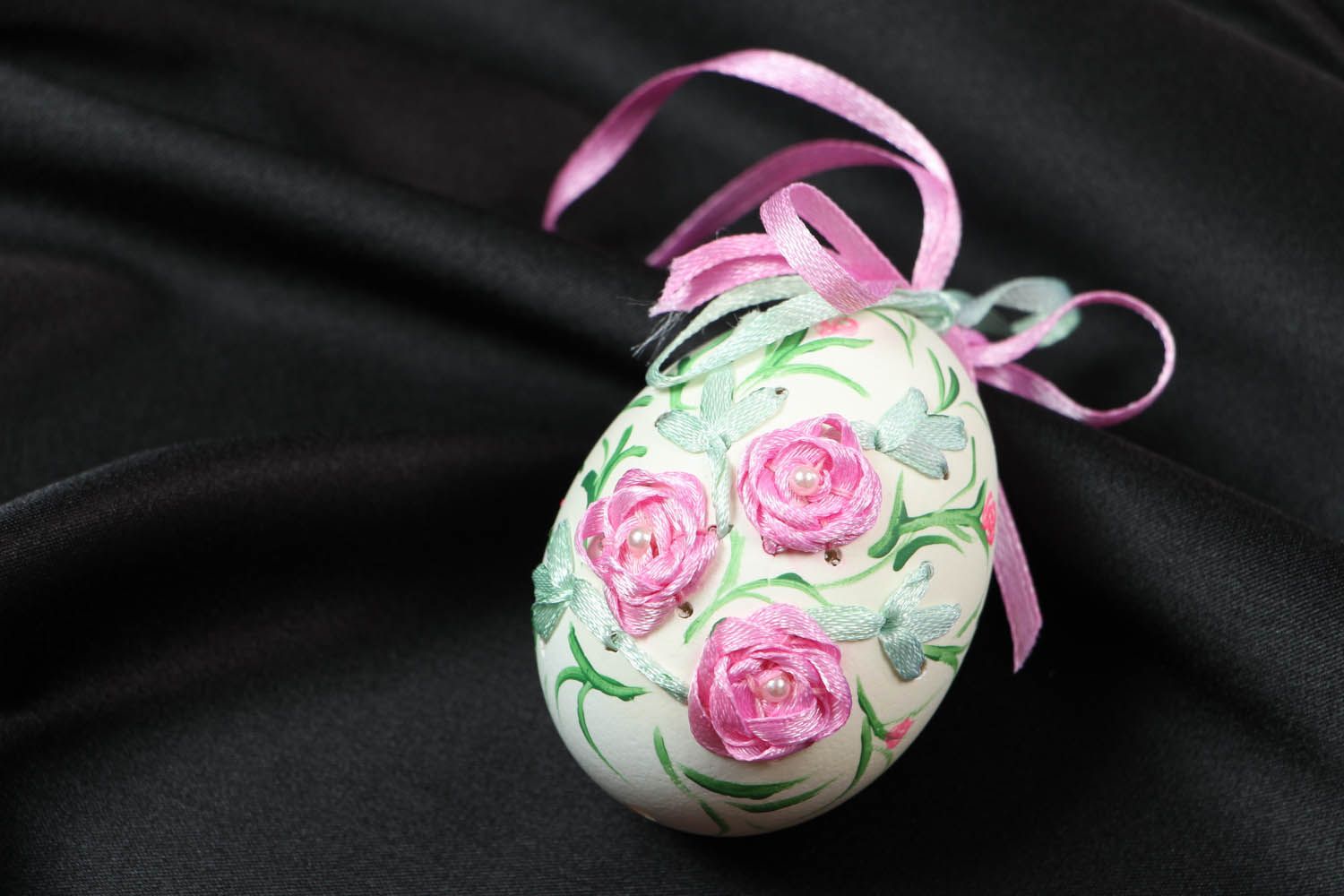 Pingente de interior na forma de ovo esculpido decorado com fitas bordadas foto 5