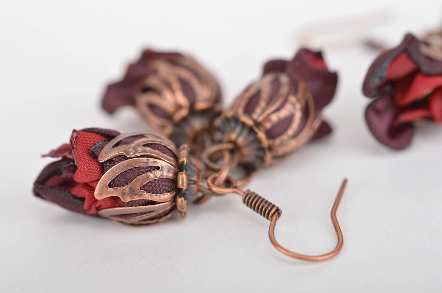 Boucles d'oreilles pendantes Bijoux fait main Cadeau pour femme fleurs bordeaux photo 5