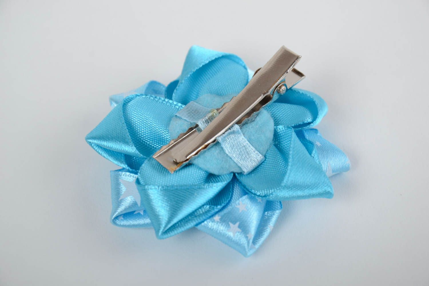 Заколка для волос с цветком из атласных лент голубая пышная детские хэнд мэйд фото 3