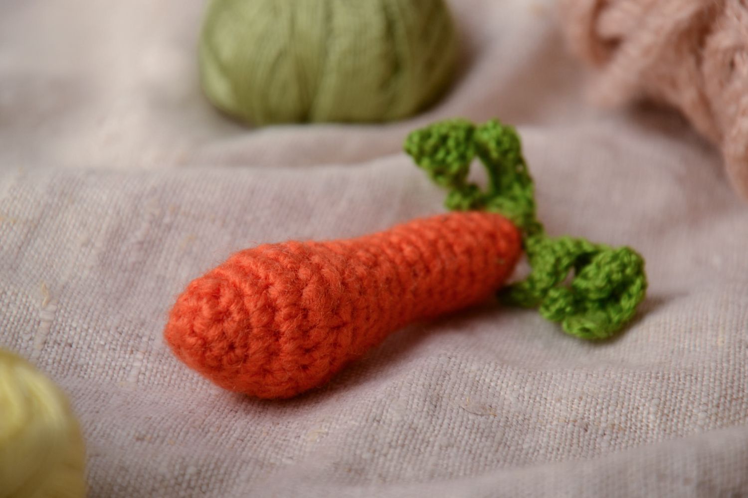 Doudou tricoté au crochet en forme de carotte photo 1