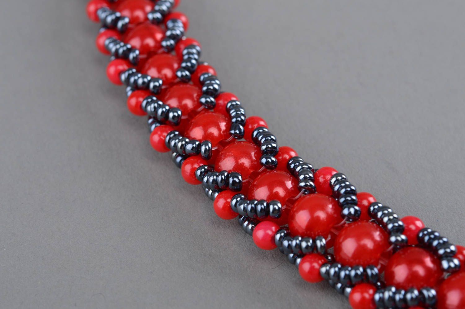 Künstlerisches Collier aus Glasperlen  rot udn dunkel grau für Frauen handmade foto 3