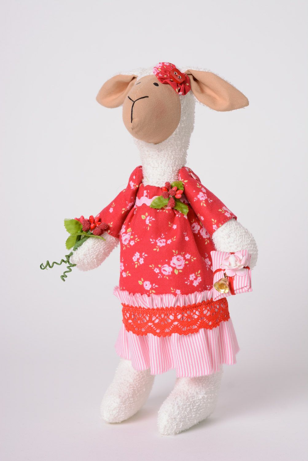 Мягкая игрушка текстильная овечка ручной работы из махровой ткани для декора дома фото 1