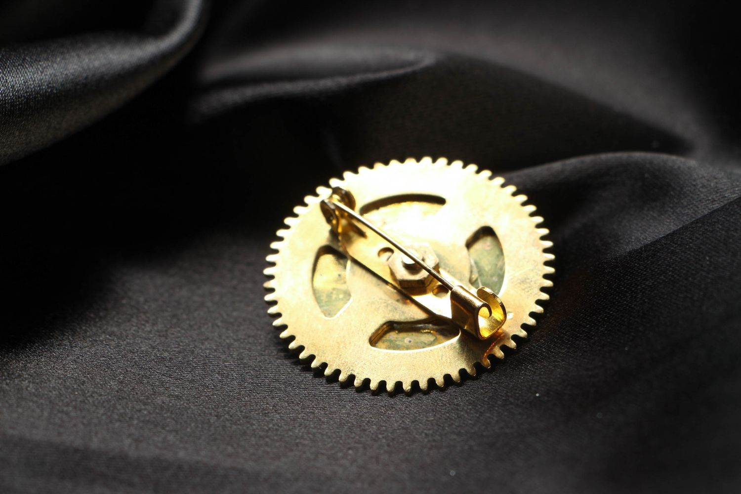 Metal steampunk brooch with clockwork mechanism photo 3