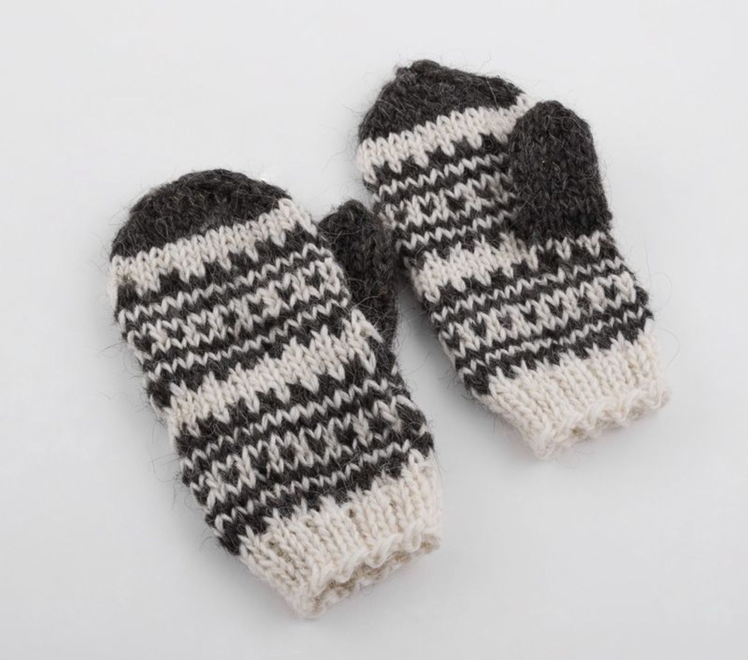 Woman's mittens knitted of wool photo 2