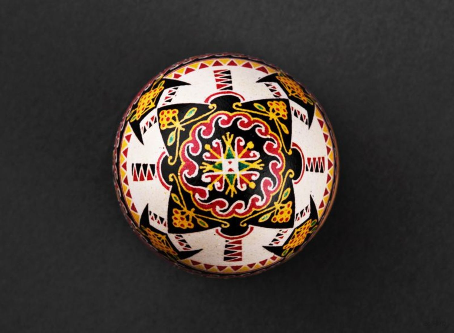 L'uovo decorativo fatto a mano L'uovo dipinto a mano L'uovo pasquale ucraino 
 foto 4