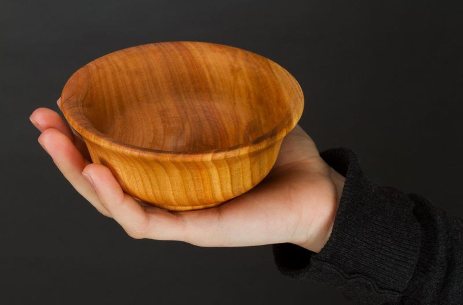 Bowl made of natural wood photo 2