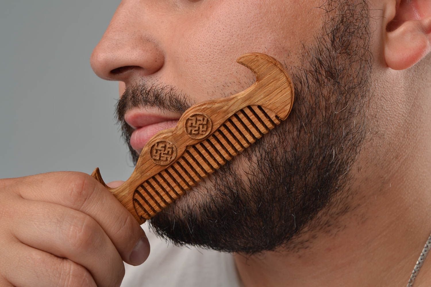 Peigne à barbe et moustache en bois de frêne fait main original sculpté photo 2