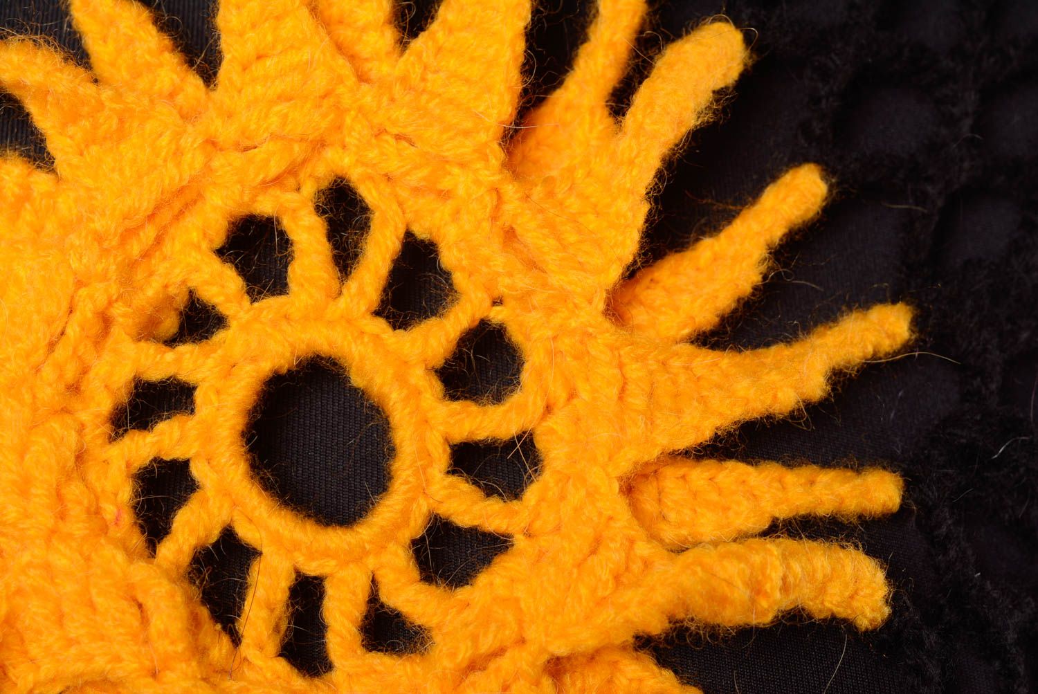 Chal de lana artesanal tejido a dos agujas de mujer negro con flores amarillas foto 3