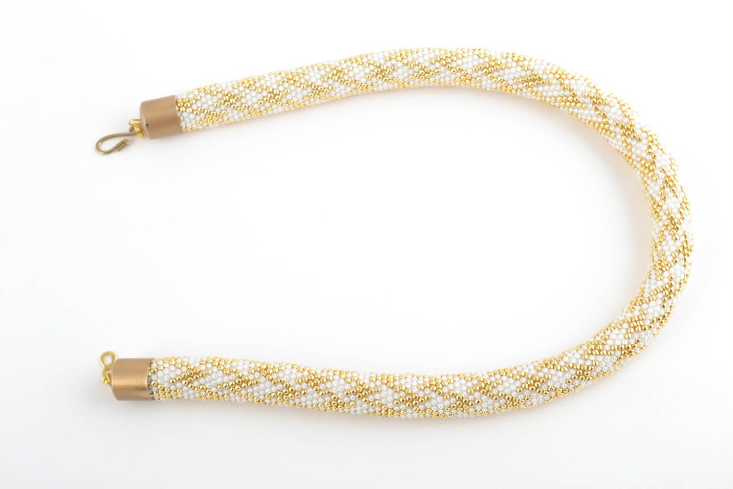Collar de cuerda de abalorios japoneses artesanal adornado de colores dorado y blanco foto 4