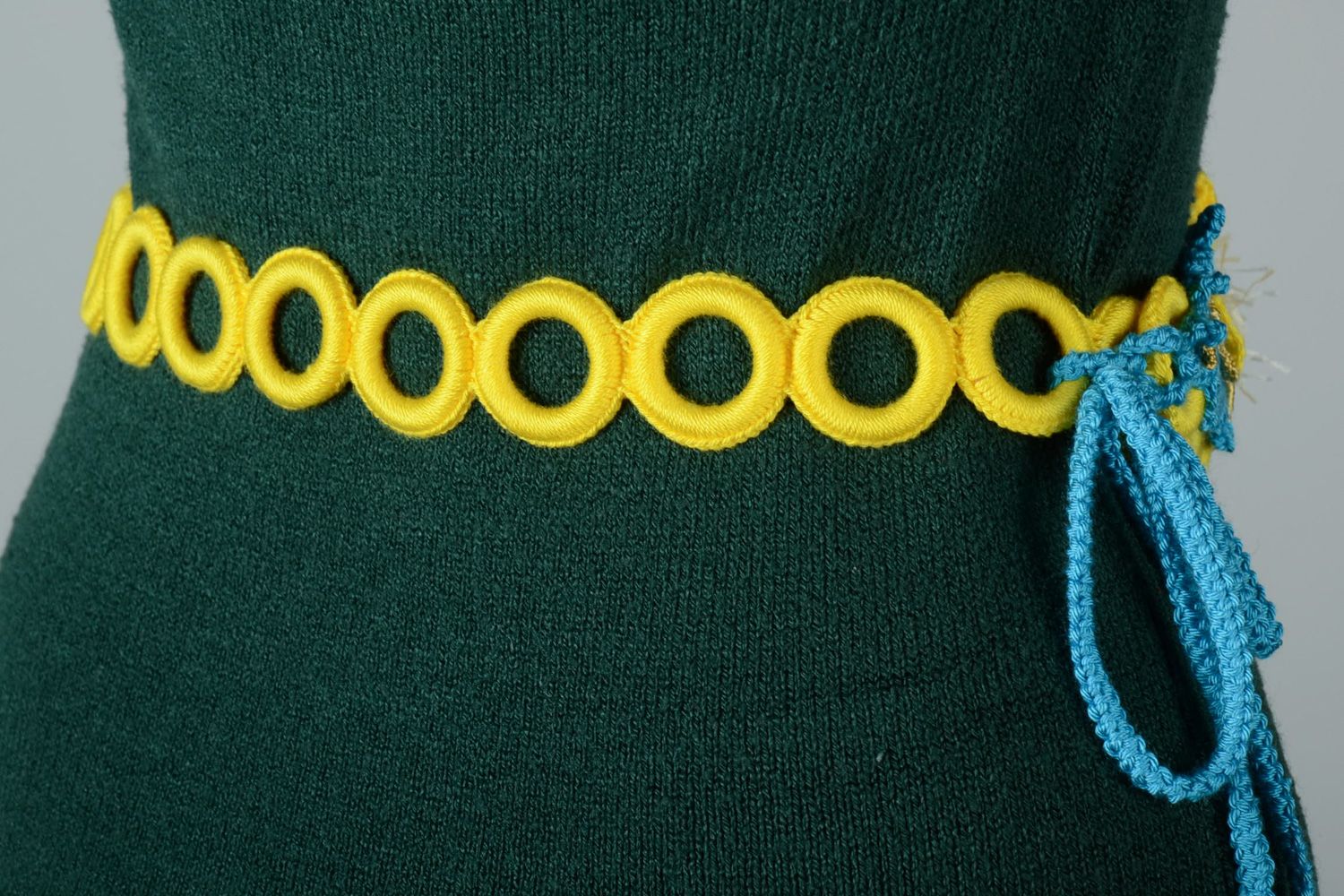 Cinturón tejido de algodón y acrílicos con flores amarillas  foto 2