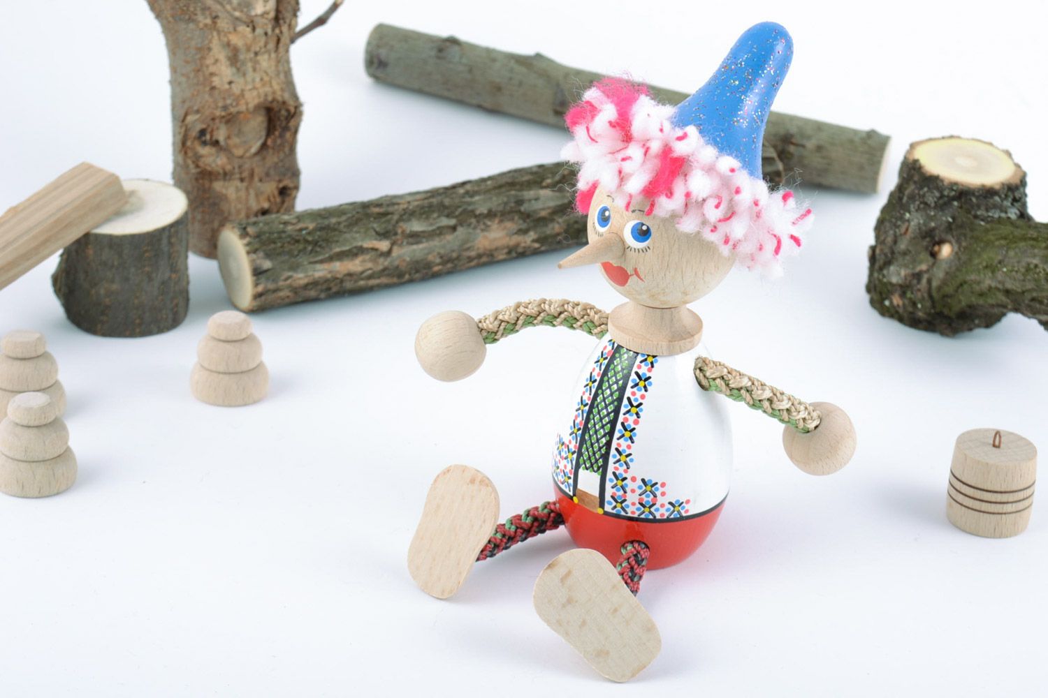 Деревянная игрушка мальчик ручной работы с росписью для детей авторская милая фото 1