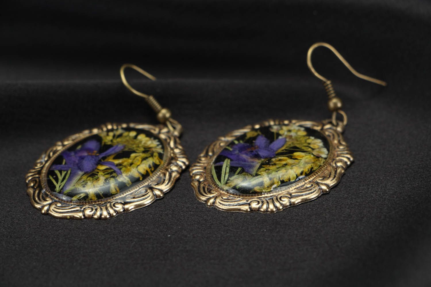 Earrings with wild flowers coated with jewelry resin photo 3