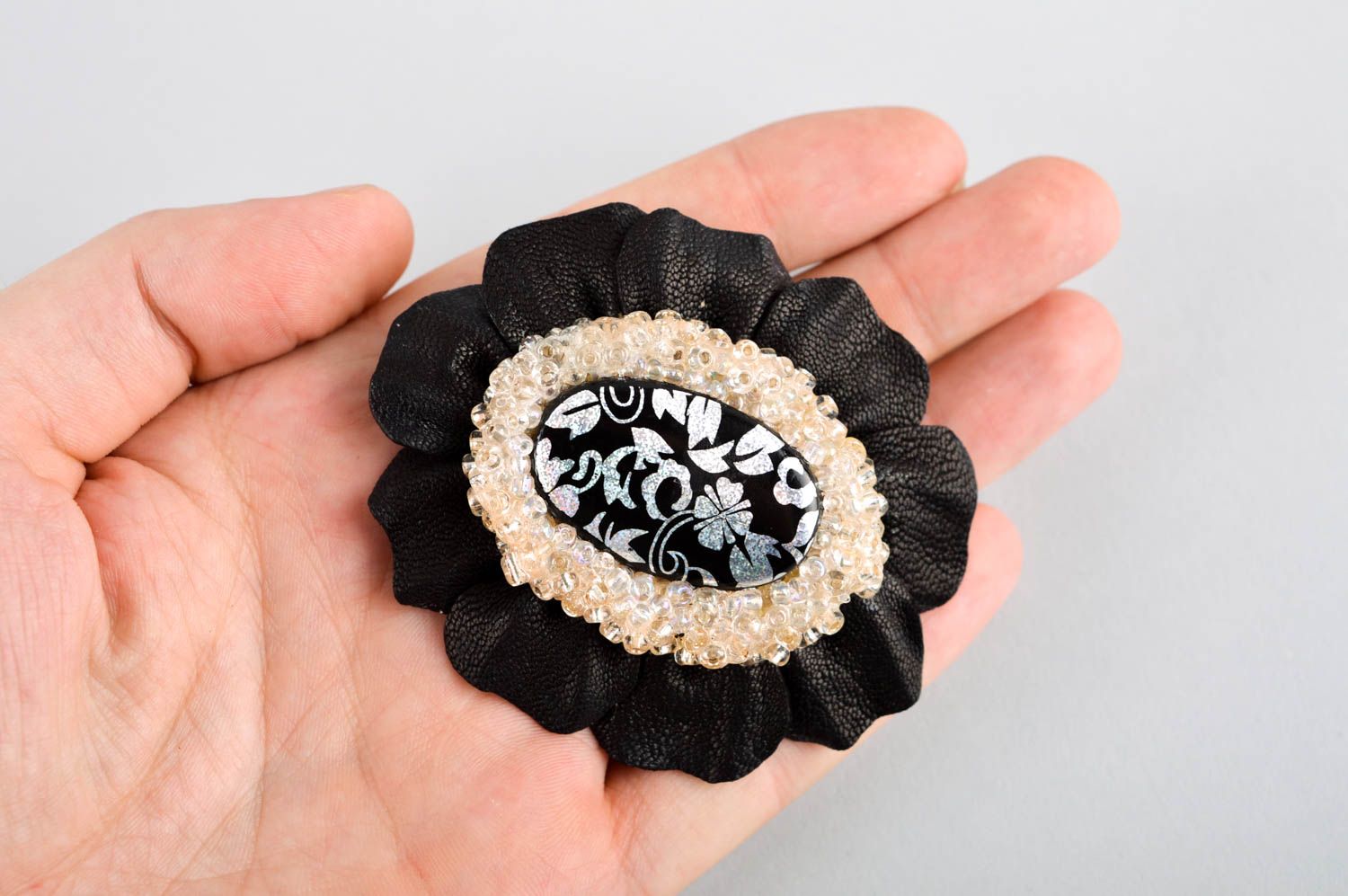 Broche en cuir naturel Accessoire fait main noir élégant Cadeau pour femme photo 5