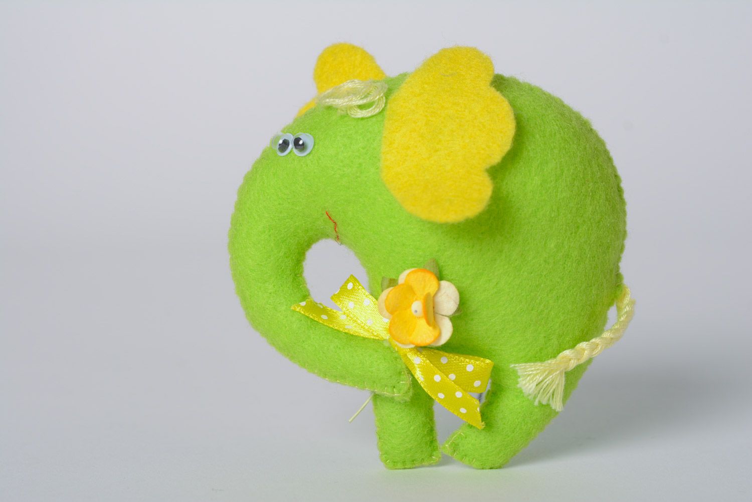Petite peluche en feutre verte en forme d'éléphant avec fleur faite main photo 1