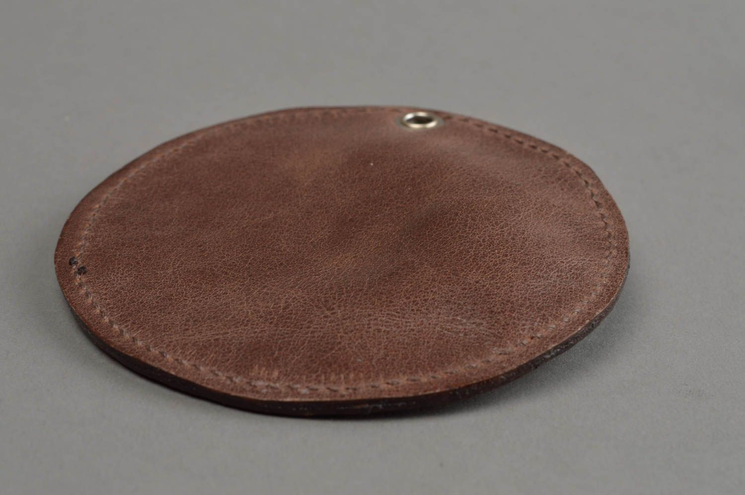 Кожаный чехол для наушников круглый коричневый на молнии ручной работы фото 8