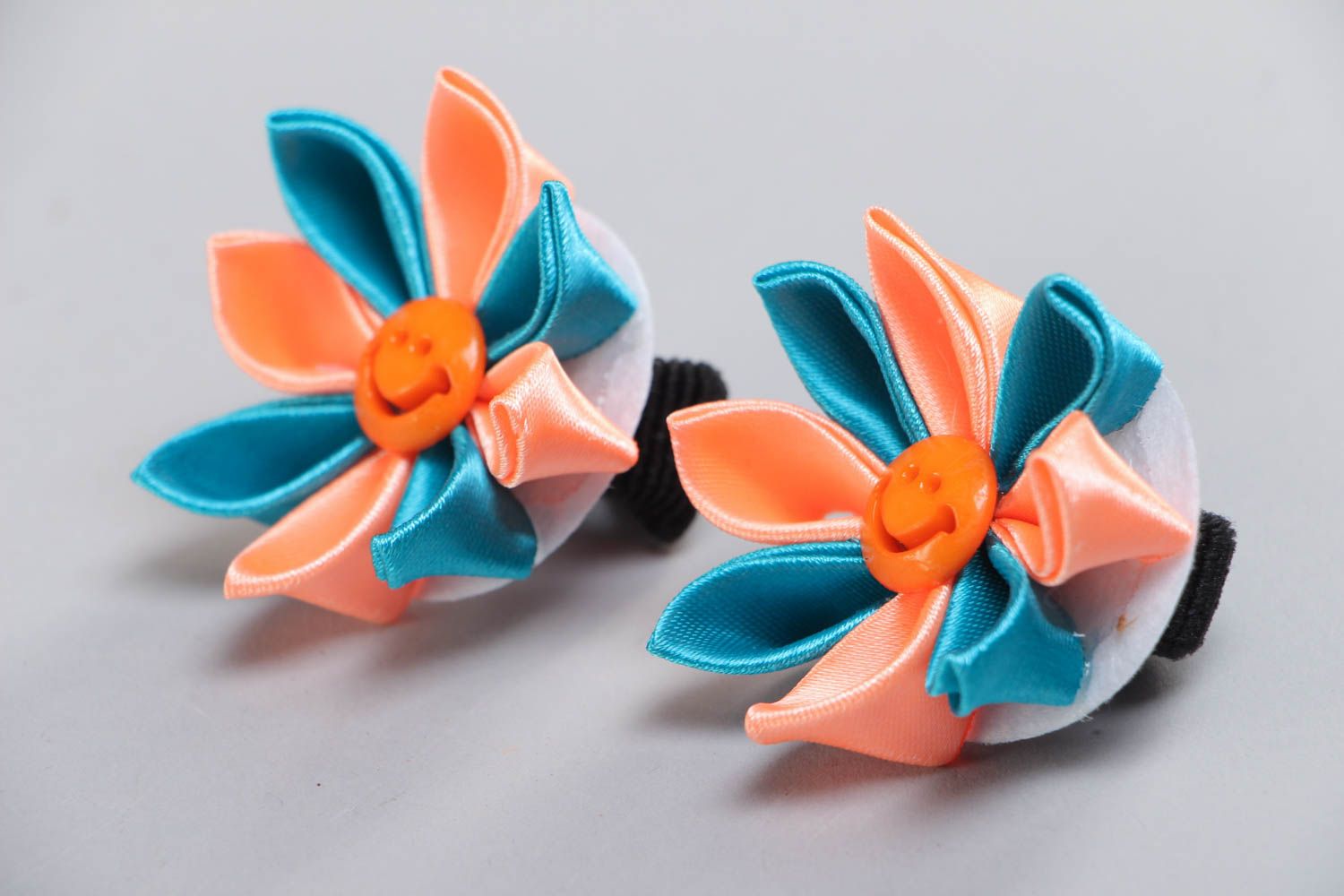 Set of 2 handmade hair ties with two-colored kanzashi flowers for children photo 2