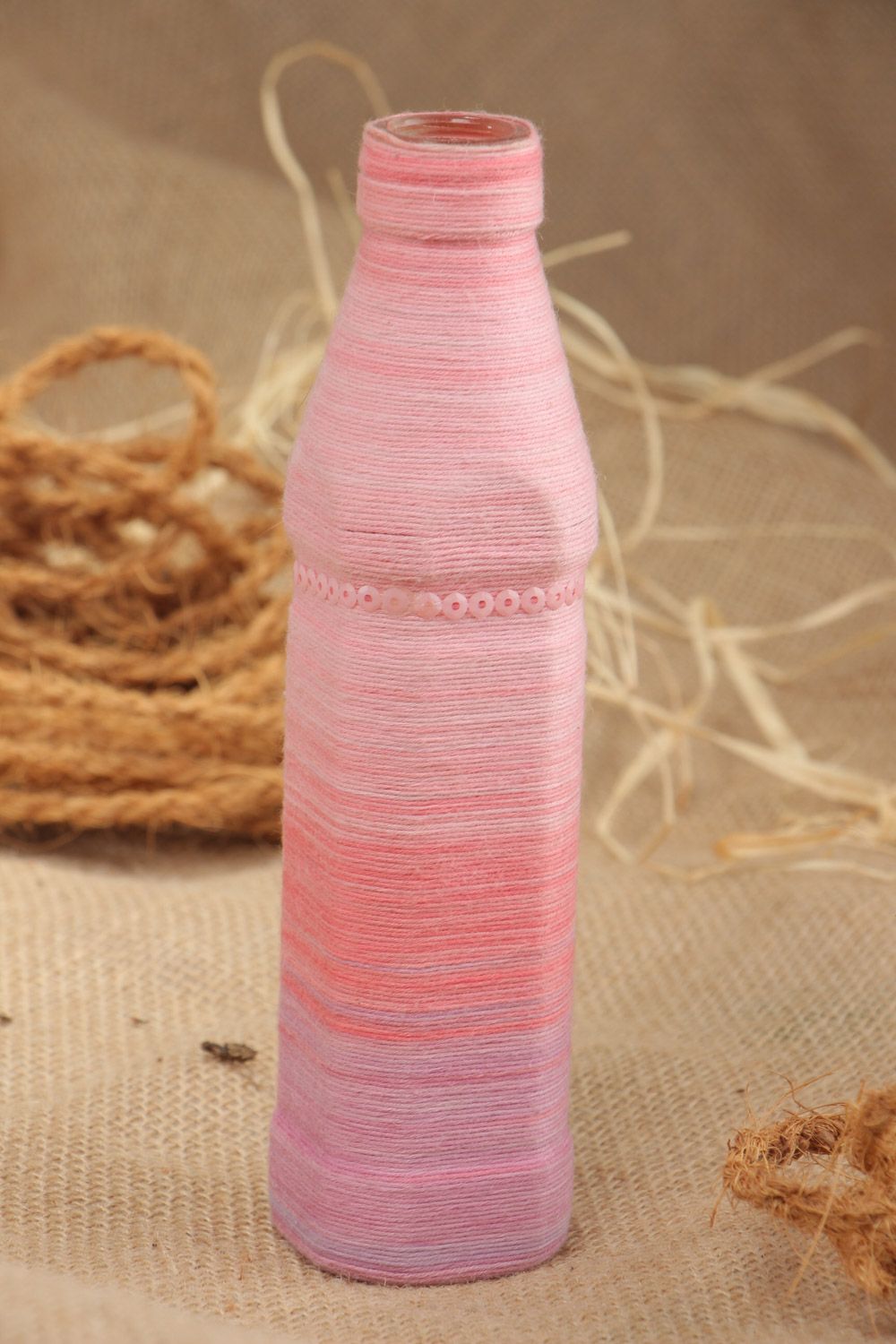 Bouteille déco rose recouverte de fils en coton faite main originale 25 cl photo 1