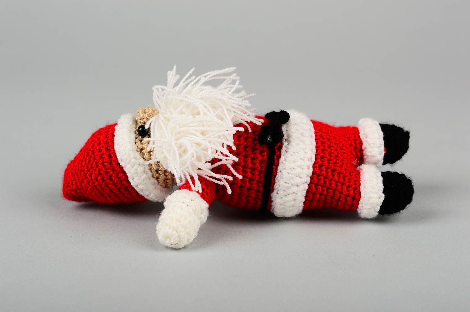 Мягкая игрушка ручной работы детская игрушка крючком красивая игрушка Дед Мороз фото 3