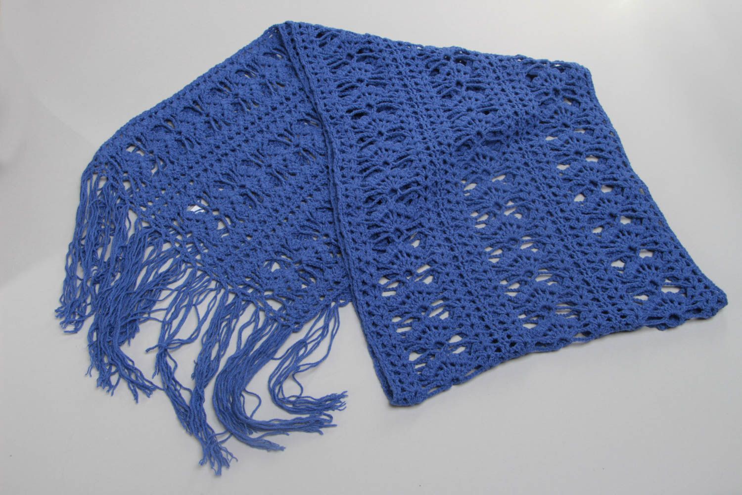 Longue écharpe bleue tricotée en viscose au crochet ajourée faite main originale photo 2