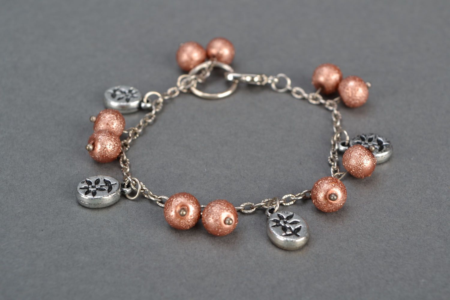 Bracelet avec breloques en formes de perles fantaisie fait main photo 1