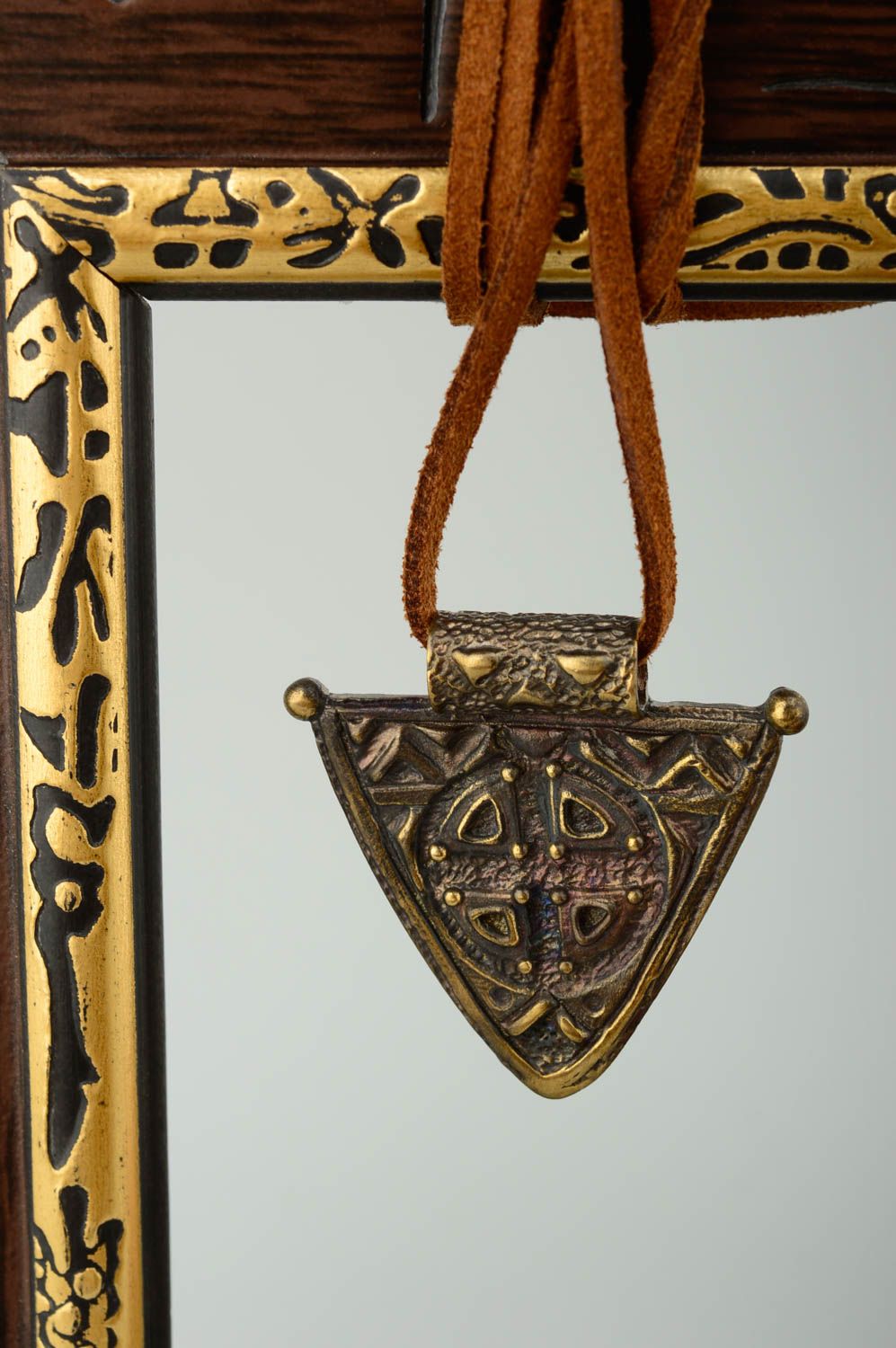 Pendentif bronze Bijou fait main triangulaire lacet marron Accessoire femme photo 1