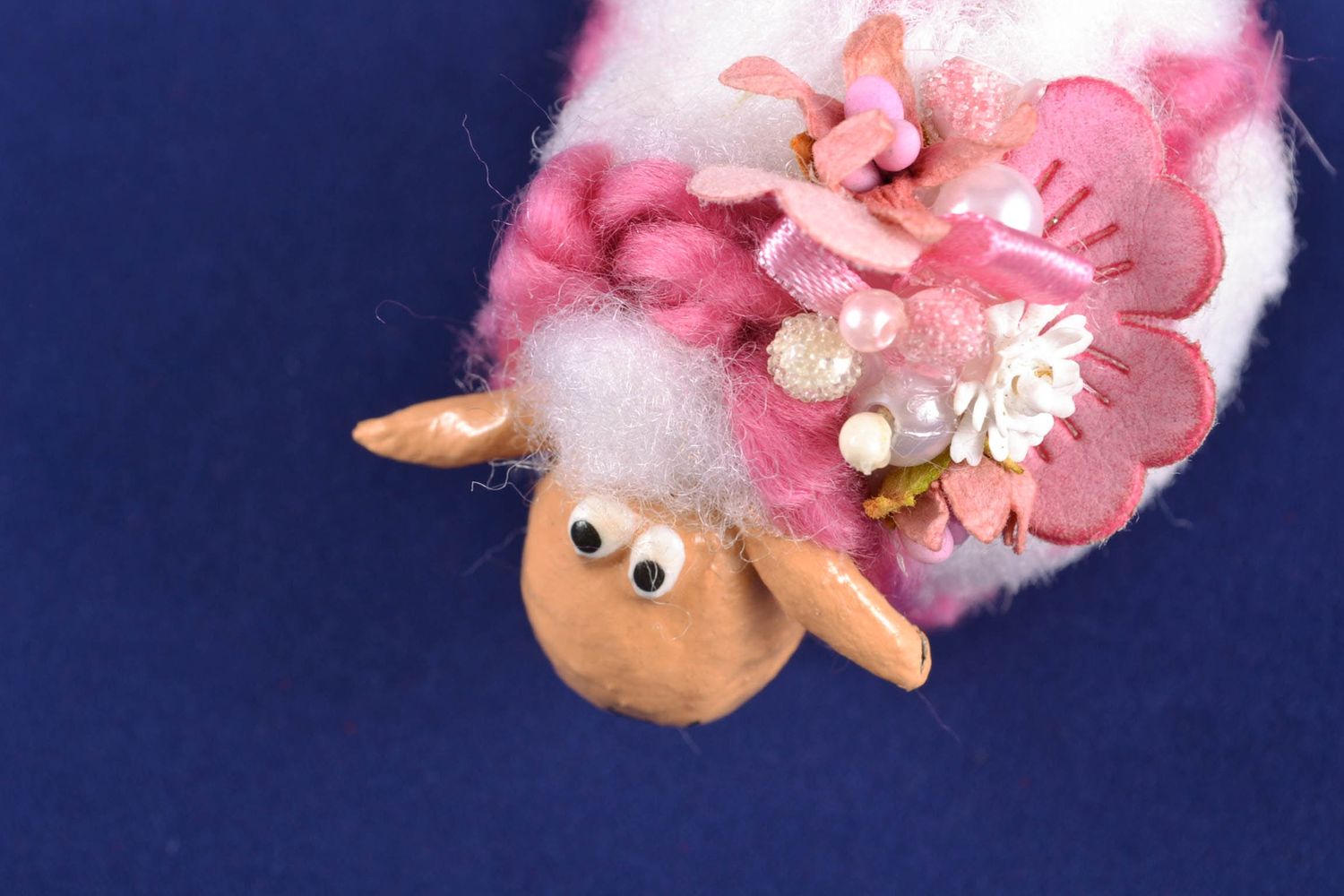 Статуэтка из папье-маше и пряжи овечка розовая с цветком фото 3