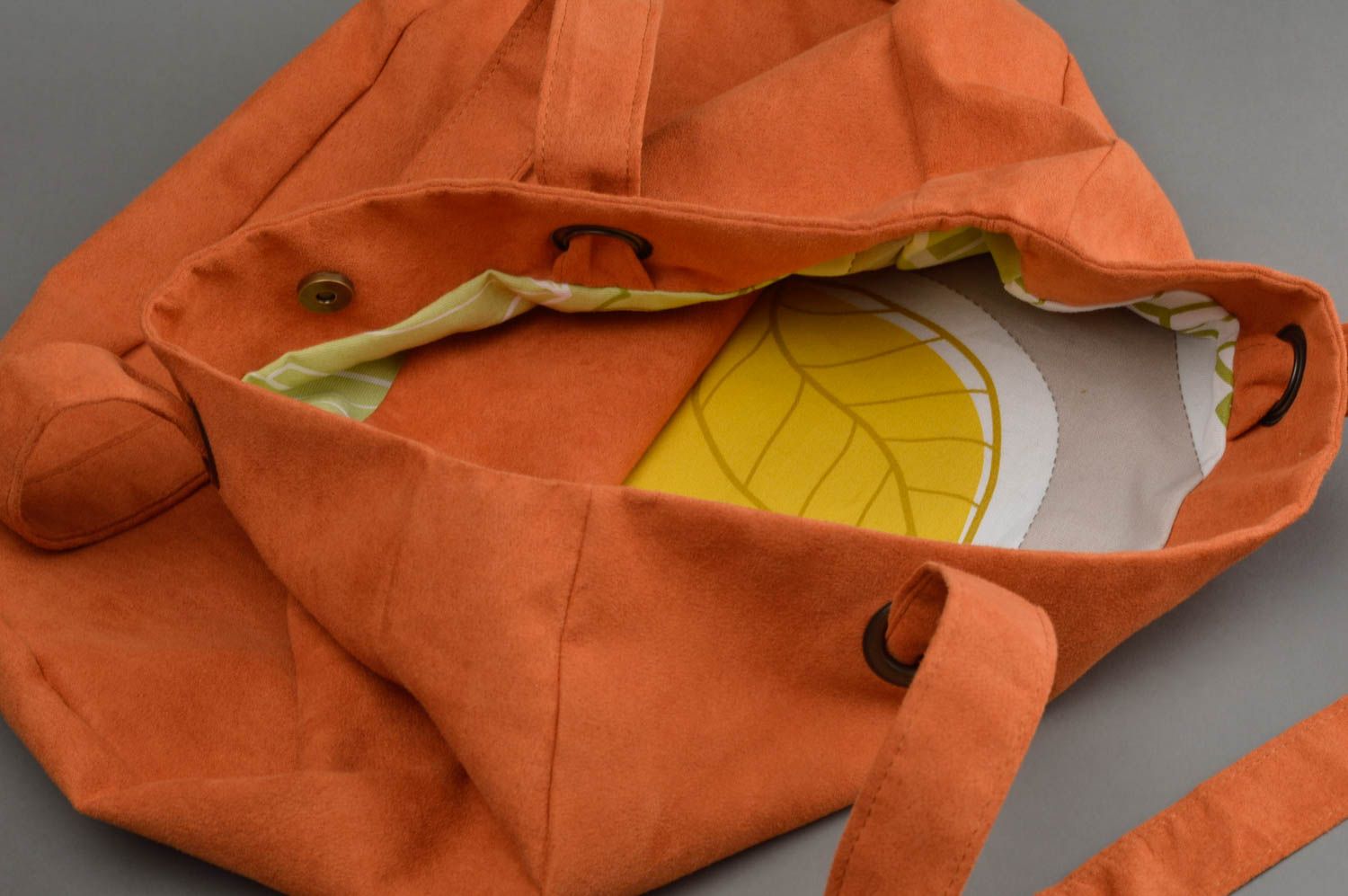 Оранжевая женская сумка мешок из искусственной замши и хлопка ручной работы фото 3