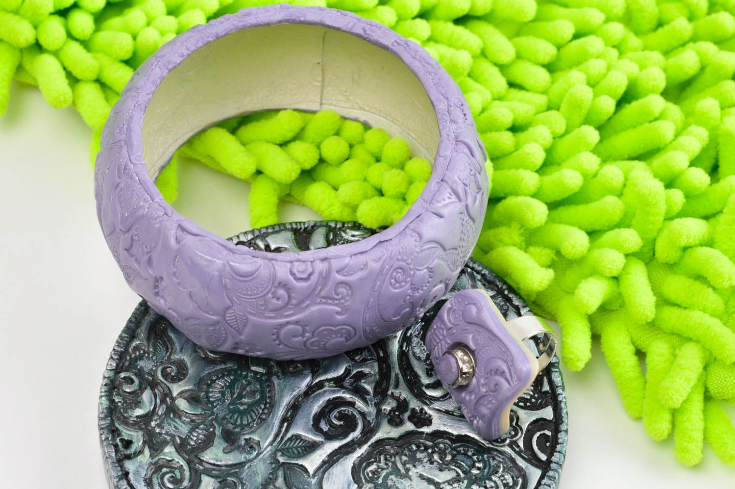 Set de Bijoux Bracelet fait main Bague design en pâte polymère de couleur lilas photo 1