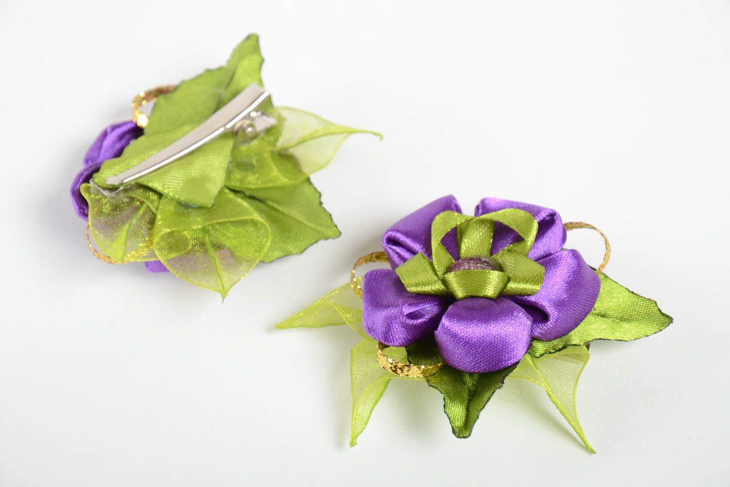 Заколки для волос в виде цветков ручной работы из лент набор из двух изделий фото 2