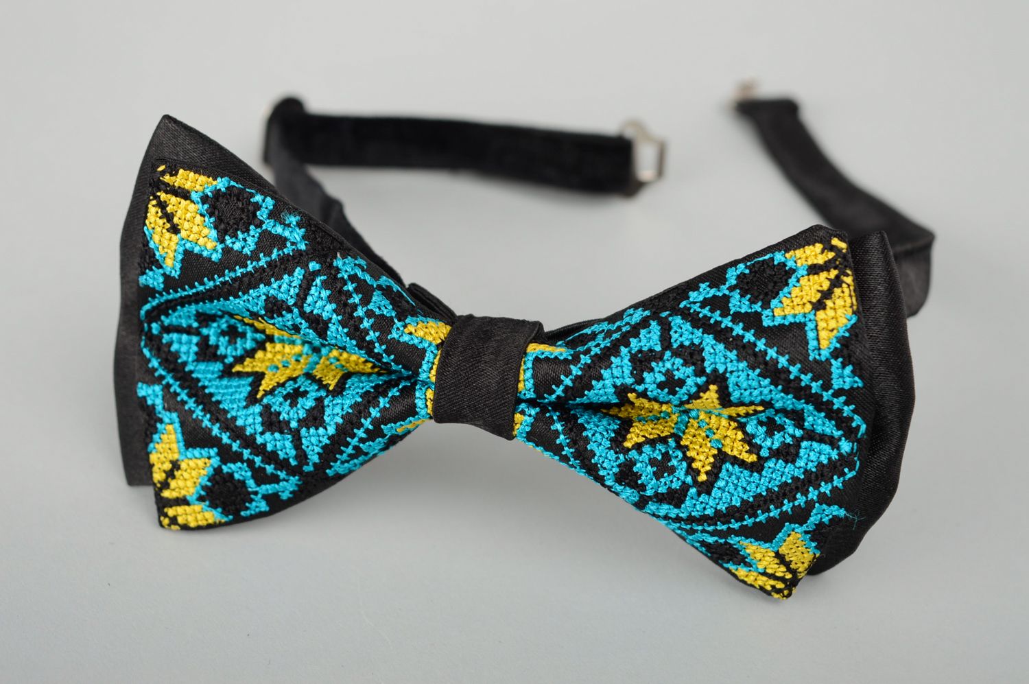 Black embroidered bow tie photo 1