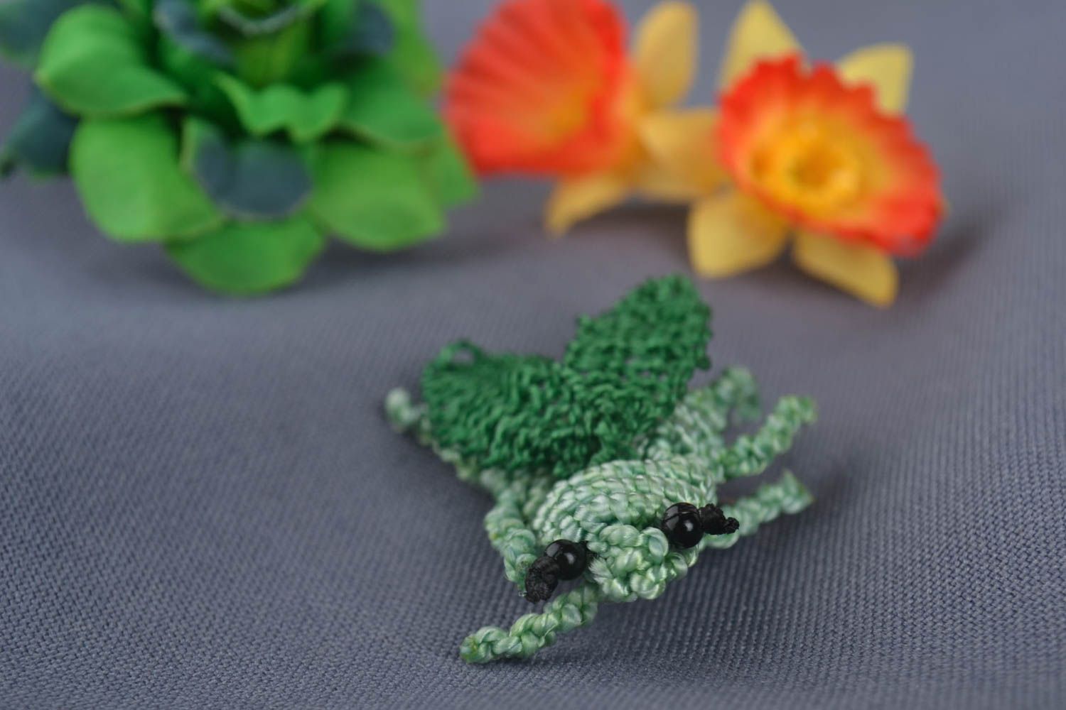 Broche textile verte fait main Bijou textile Accessoire femme insecte tressé photo 1