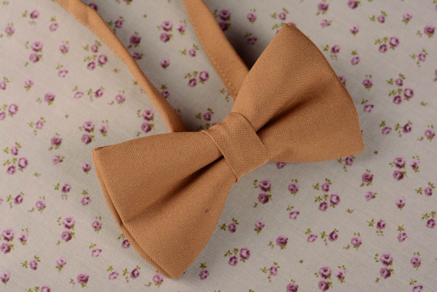 Gravata borboleta de café feita de tecido de gabardine foto 3