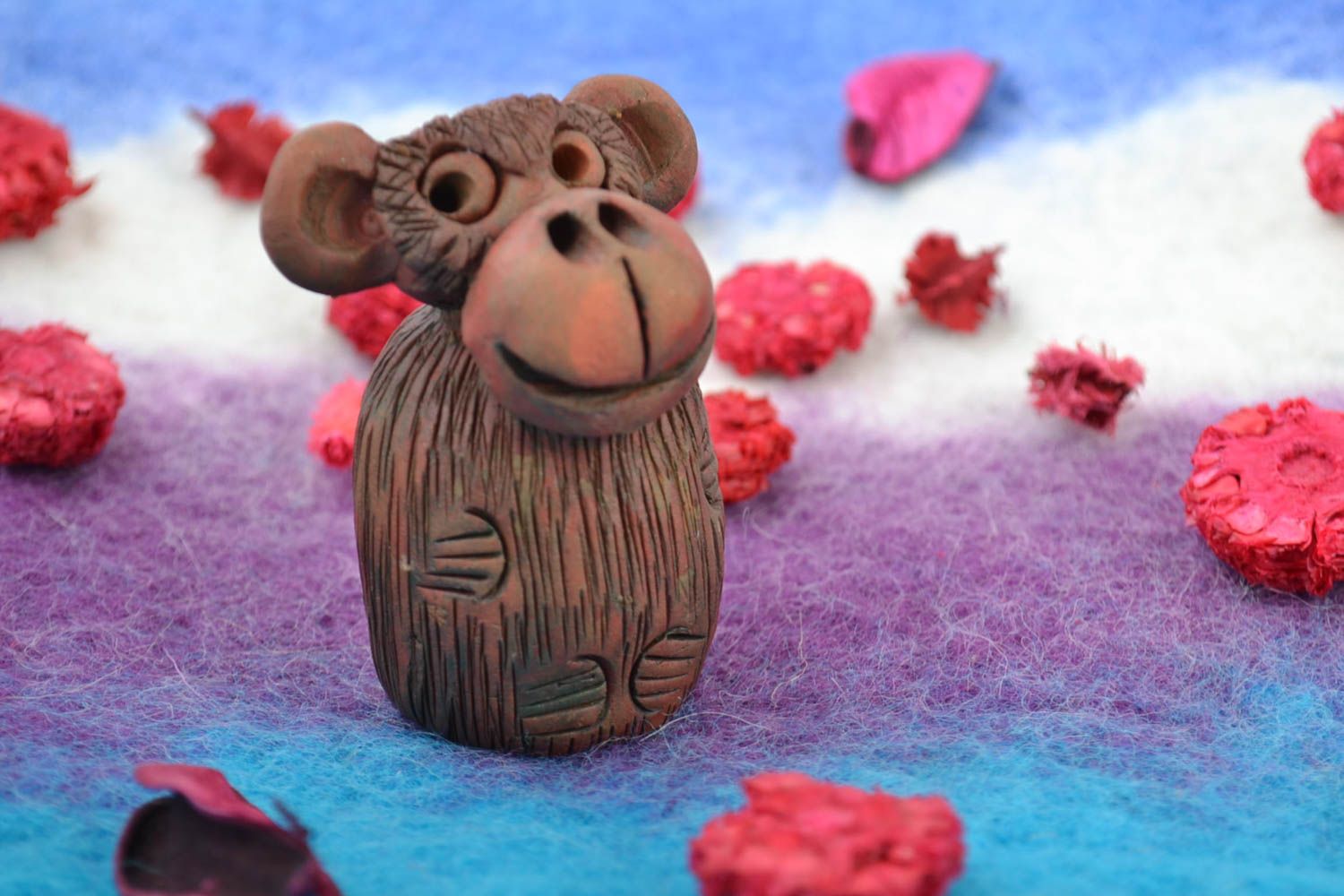 Figurilla artesanal de mono pequeñito para decoración de mesa de arcilla roja  foto 1