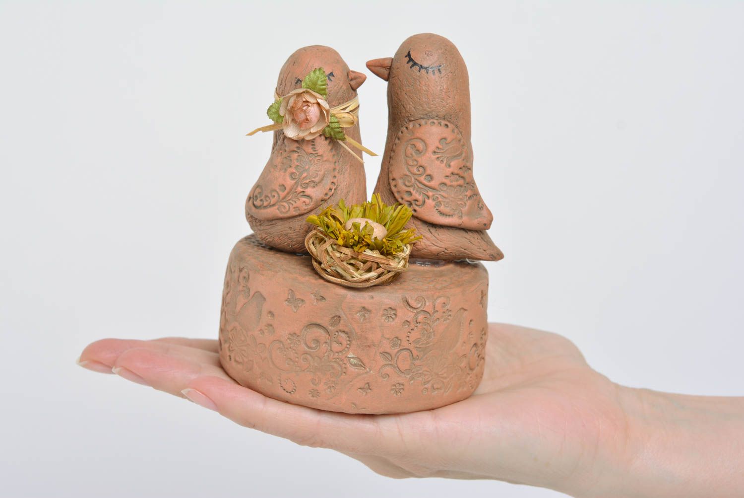 Figura decorativa de pasta de papel artesanal marrón dos pájaros en soporte foto 5