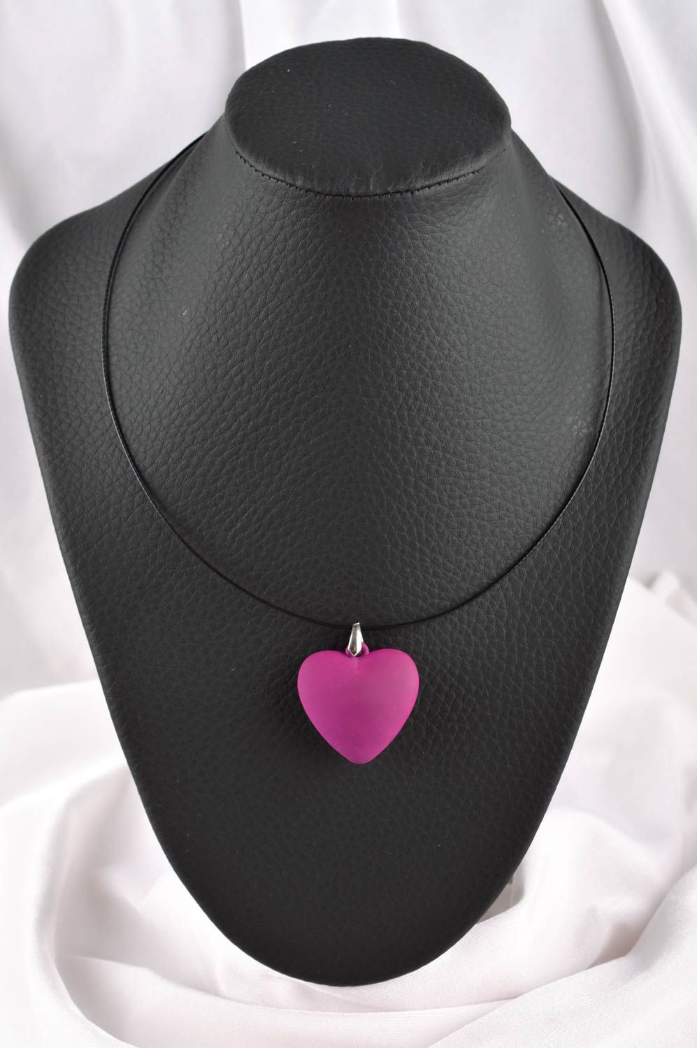 Кулон из пластика ручной работы украшение на шею подвеска сердце розовое фото 1