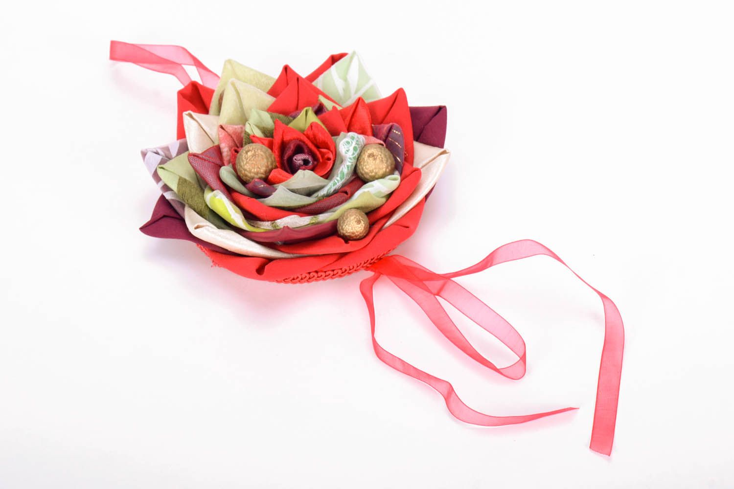Brinquedo macio inquebrável de Natal feito de papelão e pano e decorado com nozes foto 2