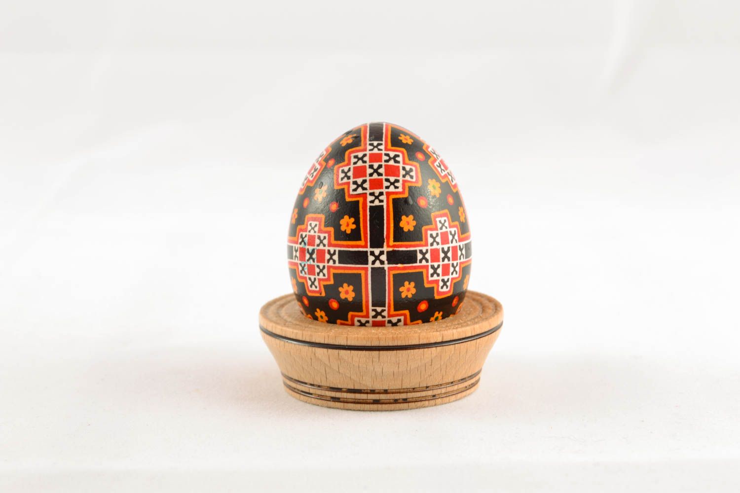 Huevo de Pascua en soporte de madera foto 1