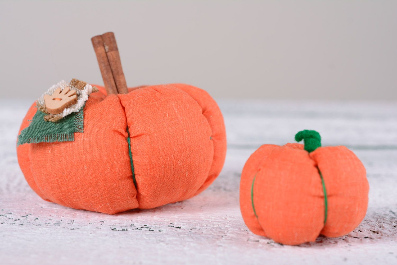 Оранжевая авторская игрушка в виде тыквы для декора из ткани ручной работы фото 5