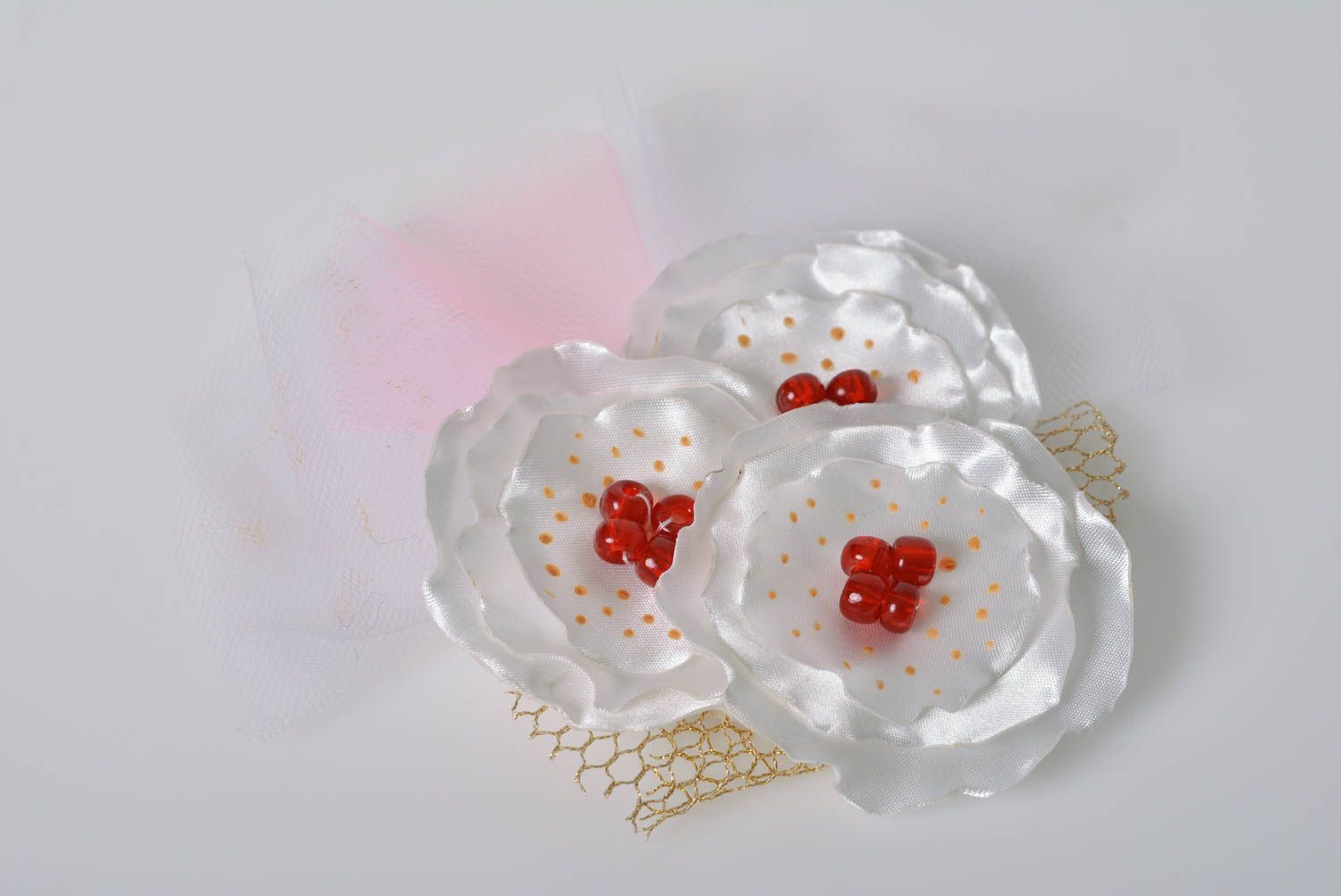 Weiß rote schöne feine originelle handgemachte Haarklammer mit Blumen aus Atlas foto 1