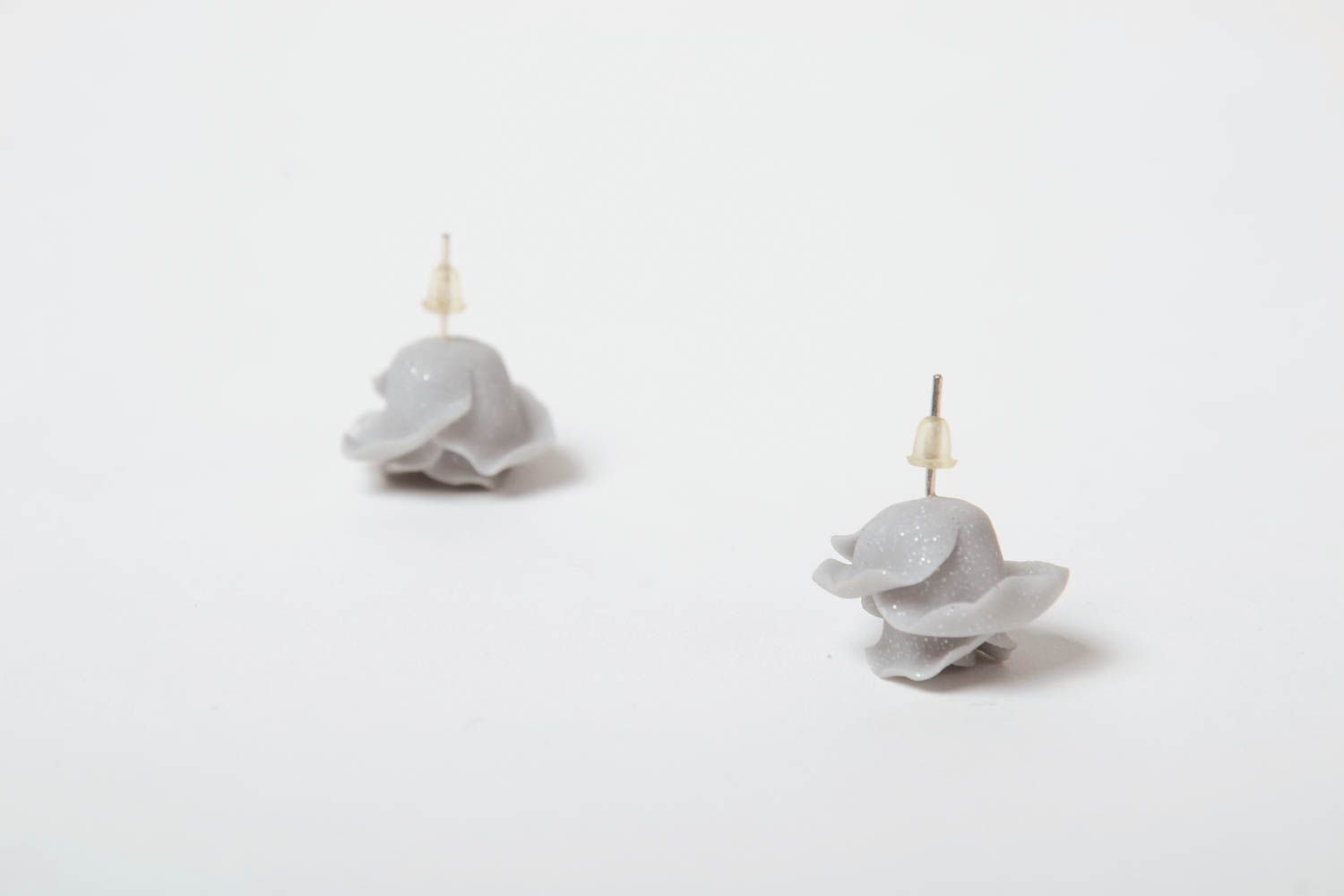 Boucles d'oreilles en pâte polymère avec fleurs grises faites main clous photo 4