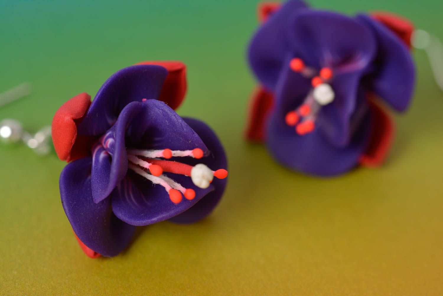 Boucles d'oreilles fleurs violet rouge en pâte polymère faites main pendantes photo 4