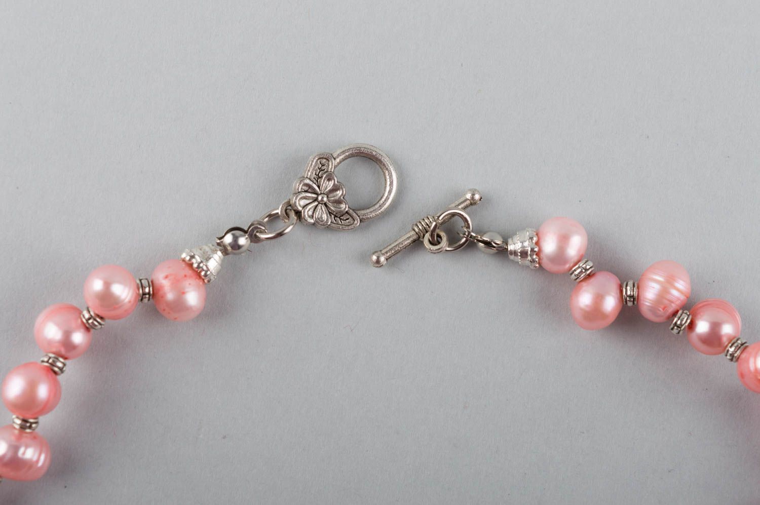 Collar de perlas artesanal con inserciones de latón accesorio para mujeres foto 3