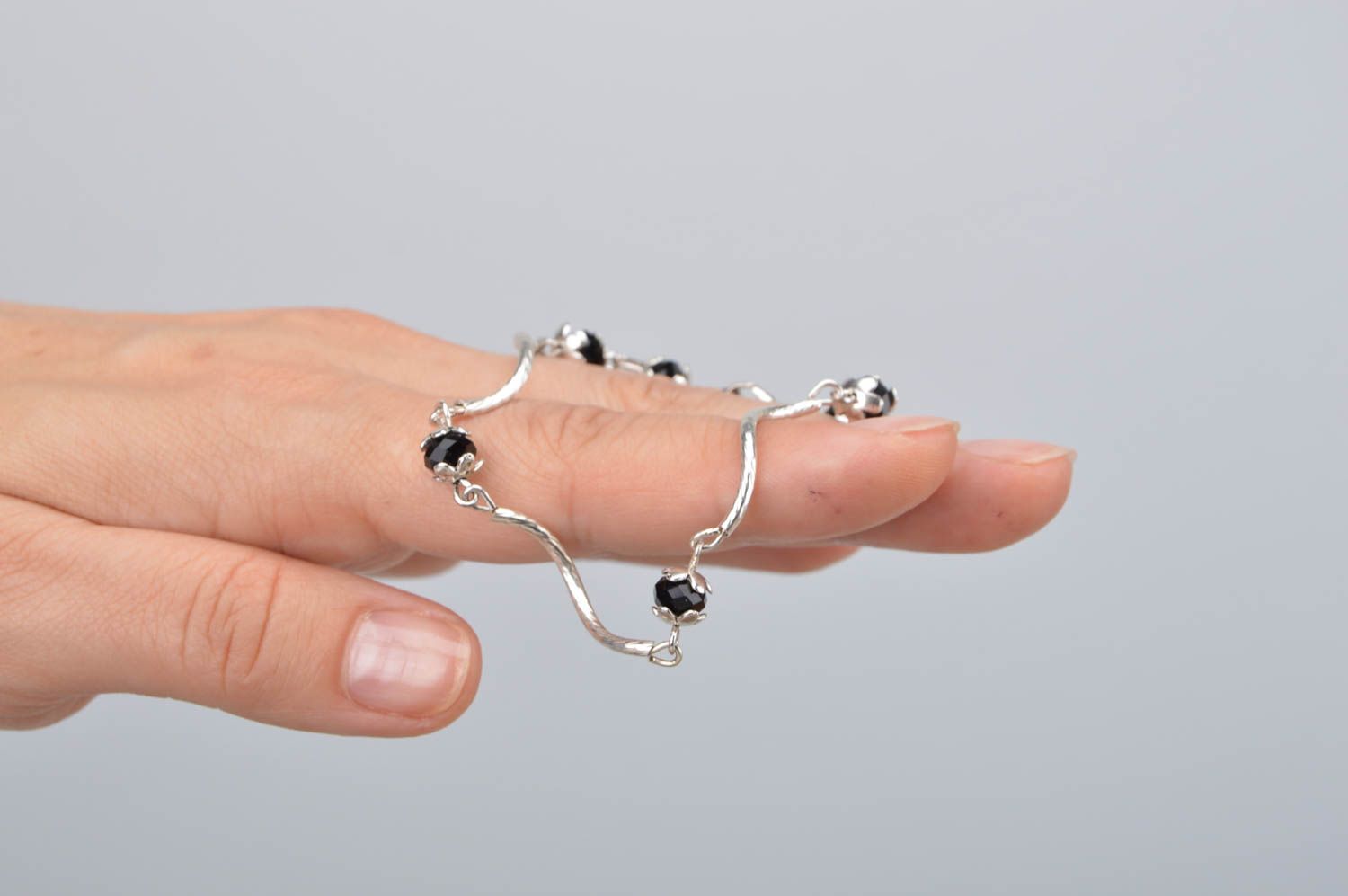 Feines leichtes Metall Armband handmade für Damen Sechs schwarze Perlen foto 2